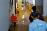 Kondisi didalam RSUD dr. Soedomo Trenggalek, pada Selasa (20/5/2025) pagi air masih tergenang banjir.