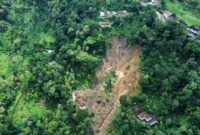 Foto udara kondisi longsor yang terjang 1 rumah warga yang dihuni 6 anggota keluarga di Desa Depok, Bendungan, Trenggalek.