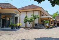 Kantor Dinas Perindustrian dan Ketenagakerjaan (Perinaker) Trenggalek, yang beralamatkan Jl. Kapiten Pattimura No.31, Jonogaran, Ngantru, Kec. Trenggalek, Kabupaten Trenggalek, Jawa Timur 66311.