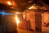 Kebakaran hebat melanda tiga bangunan usaha di Kelurahan Ngantru.