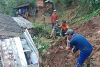 Longsor terjang dapur rumah warga Desa Bangun, Kecamatan Munjungan, Trenggalek.