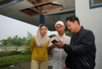 Saat Ketua TP PKK Trenggalek Novita Hardini (kiri), pemilik pemilik pusat oleh-oleh Krisna Bali Gusti Ngurah Anom atau Ajik (tengah), dan Bupati Trenggalek Mochamad Nur Arifin (kanan) tinjau potensi wisata.