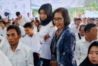Plt Kepala Badan Kepegawaian Daerah (BKD) Kabupaten Trenggalek, Anik Suwarni (pakaian batik) sambangi proses seleksi kompetensi PPPK gelombang II di Asrama Haji, Kecamatan Manguharjo, Kota Madiun.