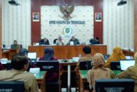 Suasana rapat kerja yang perdana antara Pansus DPRD Trenggalek dengan Bagian Perekonomian Setda Trenggalek dan direksi BPR Jwalita, Senin (26/5/2025).