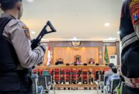Situasi sidang perdana perkara pengrusakan Polsek Watulimo di ruang Cakra PN Trenggalek, Kamis (15/5/2025).