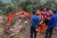 Evakuasi korban tanah longsor di Desa Depok, Kecamatan Bendungan, Trenggalek.