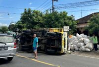 Truk bermuatan merang alami kecelakaan di Ngetal, Trenggalek, tak ada korban jiwa.
