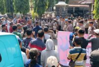 Suasana aksi damai yang dilakukan oleh anggota koperasi Madani Watulimo di depan gedung DPRD Trenggalek, Kamis (12/6/2025).