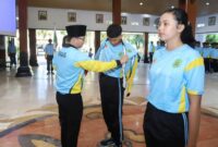 Secara simbolis, Bupati Trenggalek Mochamad Nur Arifin pakaikan jaket ke perwakilan atlet Porprov Jatim ke-IX sebagai tanda pemberangkatan kontingen daerah. (Foto: Prokopim TGX)