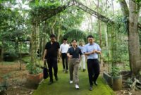 Bupati Trenggalek Mochamad Nur Arifin ajak tim Green Blue Corporation berjalan kaki ke Hutan Kota Trenggalek. (Prokopim TGX)