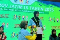 Penyerahan medali emas kepada Avita Ayu Pratiwi, atlet cabor catur kategori kilat putri asal Trenggalek. (Foto: Percasi Trenggalek)