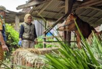 Kepala Bidang Kesehatan Hewan dan Kesehatan Masyarakat Veteriner, Dinas Peternakan Kabupaten Trenggalek Ririn Hari Setiani bersama tim tengah memeriksa kesehatan hewan ternak.