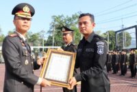 Kapolres Trenggalek AKBP Ridwan Maliki serahkan penghargaan kepada anggota Seksi Humas (Sihumas) Polres Trenggalek Aipda Heri Cahyono.