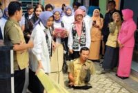 Penasihat I Dharma Wanita Persatuan (DWP) Kemensos RI, Fatma Saifullah Yusuf serahkan bantuan kepada 22 difabel di Kampung Inklusi, Desa Prambon, Kecamatan Tugu, Trenggalek. Totalnya mencapai Rp66 juta.