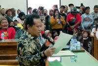 Saat Mukhlison (pegang mix) bacakan SK di kantor DPRD Trenggalek.