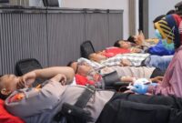 Suasana donor darah dan pemeriksaan kesehatan gratis yang diadakan oleh Polres Trenggalek dalam rangka menyambut Hari Bhayangkara ke-79.