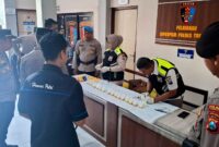 25 Perwira Polres Trenggalek Jalani Tes Urine di lorong depan ruang Seksi Profesi dan Pengamanan (Sipropam).