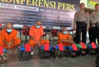 Konferensi pers kasus pencurian genset kapal di pelabuhan Prigi. Tersangka utama dan dua penadah barang curian diperlihatkan ke publik.