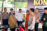 Kapolres Trenggalek AKBP Ridwan Maliki perlihatkan dua pencuri motornya kepada korban dan menghimbau agar senantiasa berhati-hati dimanapun tempatnya.