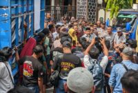 Ratusan sopir ODOL parkir truk diarek gedung DPRD Trenggalek.