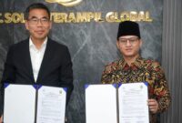 Bupati Trenggalek Mochamad Nur Arifin perlihatkan nota kerja sama dengan Universitas Gyeongnam Namhae, Korea Selatan. 
