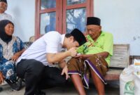 Bupati Trenggalek Mochamad Nur Arifin cium tangan warga saat salurkan langsung bantuan dari Kemensos ke beberapa warga terdata.