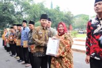 Bupati Trenggalek Mochamad Nur Arifin serahkan badan hukum 157 koperasi merah putih di halaman Pendopo Manggala Praja Nugraha.