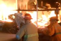 Damkar Trenggalek tengah berusaha memadamkan kobaran api yang membakar gudang kayu di Dongko Trenggalek