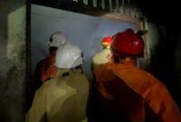 Dampar Trenggalek berusaha memadamkan api di tempat produksi tahu milik bapak Sutrisno, warga Desa Nglongsor, Kecamatan Tugu.