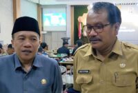 Saat Ketua DPRD Trenggalek Doding Rahmadi (kiri) dan Kepala Dinas Pendidikan, Pemuda, dan Olahraga (Disdikpora) Agoes Setyono (kanan) dikonfirmasi awak media usai hadiri Muskab ESI Trenggalek.