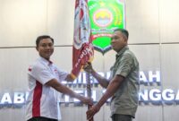 Ahmad Zamzam Guntur (kiri) mewakili Ketua Umum ESI Jawa Timur menyerahkan pataka ke ketua baru ESI Trenggalek Edi Suripto.