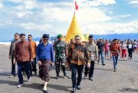 Bupati Trenggalek Mochamad Nur Arifin didampingi Anggota DPRD Trenggalek Mugianto iringi tumpeng yang hendak dilarang.