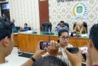 Meida Fissabilla, perwakilan PKL Trenggalek sambat DPRD saat dituntut bayar sewa yang dinilai kemahalan saat event Agustus mendatang.