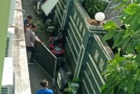 Foto tampak atas petugas tengah membersihkan panel surya yang runtuh di RSUD dr. Suedomo Trenggalek. (Foto: Suara Trenggalek)