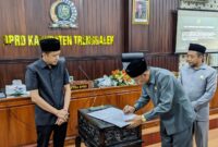 M. Hadi, Wakil Ketua DPRD Trenggalek tandatangani nota pengesahan Ranperda tentang Perubahan Kedua atas Perda Kabupaten Trenggalek Nomor 17 Tahun 2016 tentang Pembentukan dan Susunan Perangkat Daerah Kabupaten Trenggalek menjadi Perda.
