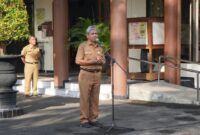 Sekda Trenggalek Edy Soepriyanto ingatkan ASN untuk senantiasa membuat kebijakan secara bijak dan berkelanjutan saat pimpin apel ASN di lingkungan Sekretariat Daerah Trenggalek pada, Senin (30/6/2025).