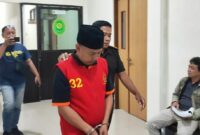 Slamet Efendi (41), terdakwa pembunuhan terhadap kekasihnya di Hotel Jaas Permai mengikuti persidangan dengan agenda pembacaan tuntutan di Pengadilan Negeri Trenggalek, Rabu (23/7/2025).