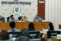 Suasana rapat dengar pendapat di DPRD Trenggalek tentang keluhan PKL di alun-alun akan tingginya harga sewa saat event Agustusan.