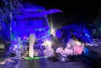 Kecelakaan beruntun di Desa Nglongsor, Kecamatan Tugu sebabkan dua orang luka dan tiga rumah rusak.