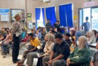Kasat Lantas Polres Trenggalek, AKP Sony Suhartanto beri pengarahan pada pemohon SIM.