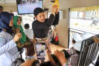 Bupati Trenggalek, Mochamad Nur Arifin ajak polisi cilik keliling kota naik Atraktif Tour Bus usai resmikan Trans Trenggalek di halaman Pasar Pon Trenggalek.