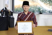 Bupati Trenggalek Mochamad Nur Arifin, perlihatkan penghargaan KLA kategori utama tahun 2025. (Prokopim TGX)