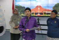 Bupati Trenggalek Mochamad Nur Arifin (tengah) menyelenggarakan konferensi pers di Smart Center. 