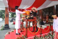 Bupati Trenggalek serahkan bendera merah putih untuk dikibarkan di depan Pendopo Manggala Praja Nugraha.