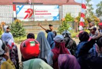 Ratusan anggota koperasi Madani Trenggalek jalan kaki ke kantor polisi sebagai bentuk solidaritas mengantarkan rekannya membuat laporan polisi atas pengurus koperasi.