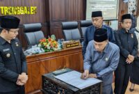 Disaksikan Bupati Trenggalek Mochamad Nur Arifin, Ketua DPRD Trenggalek Doding Rahmadi tandatangani nota pengesahan APBD Perubahan tahun 2025.