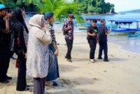 Novita Hardini bersama Mochamad Nur Arifin beserta rombongan dari Kementerian Pariwisata diajak mengunjungi Pantai Mutiara yang berada di kawasan Teluk Prigi, Kecamatan Watulimo, Kabupaten Trenggalek.