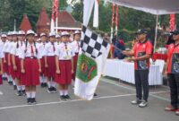 Sekretaris Daerah, Edy Soepriyanto berangkatkan lomba gerak jalan putra dan putri secara simbolis.