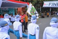 Wakil Bupati Trenggalek Syah Muhammad Natanegara berangkatkan peserta lomba gerak jalan pelajar putri tingkat SLTP dan SLTA sederajat di depan Pendopo Manggala Praja Nugraha Kabupaten Trenggalek.
