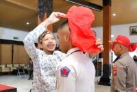 Wakil Bupati Trenggalek, Syah Mohamad Natanegara pakaikan topi paskibra tanda pelatihan sudah diresmikan. (Prokopim TGX)